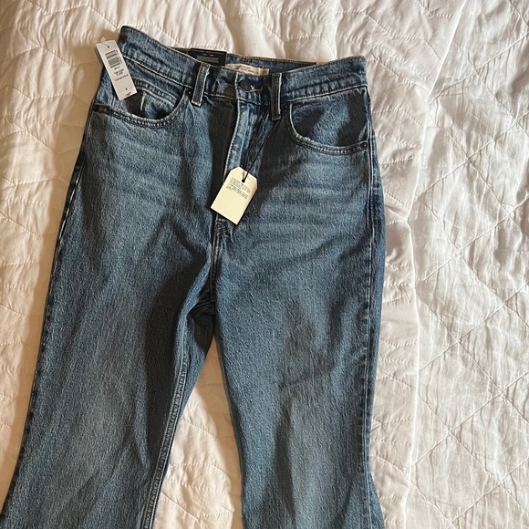 SOLD NWT Levi’s High arise Flare - Picture 3 of 5